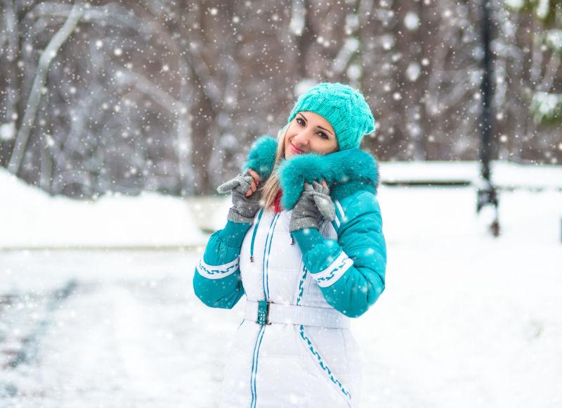 年轻的快乐女人在冬天的城市公园里