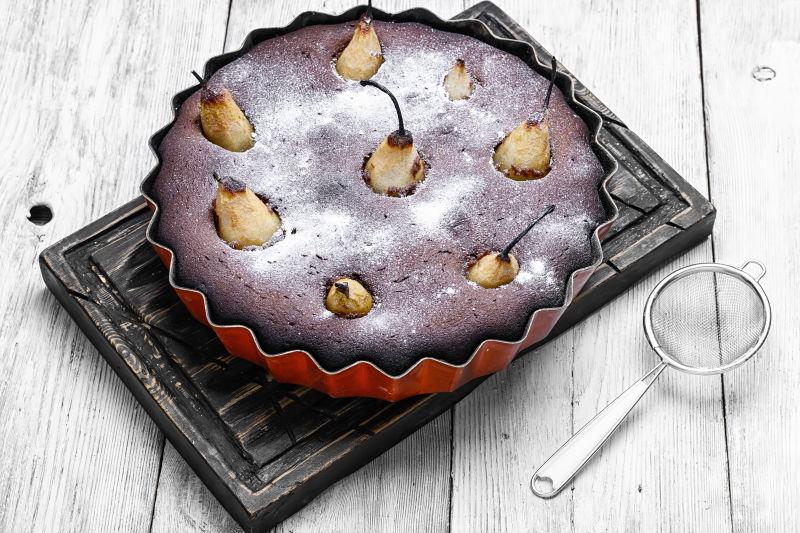 盘子里梨子烘焙的蛋糕