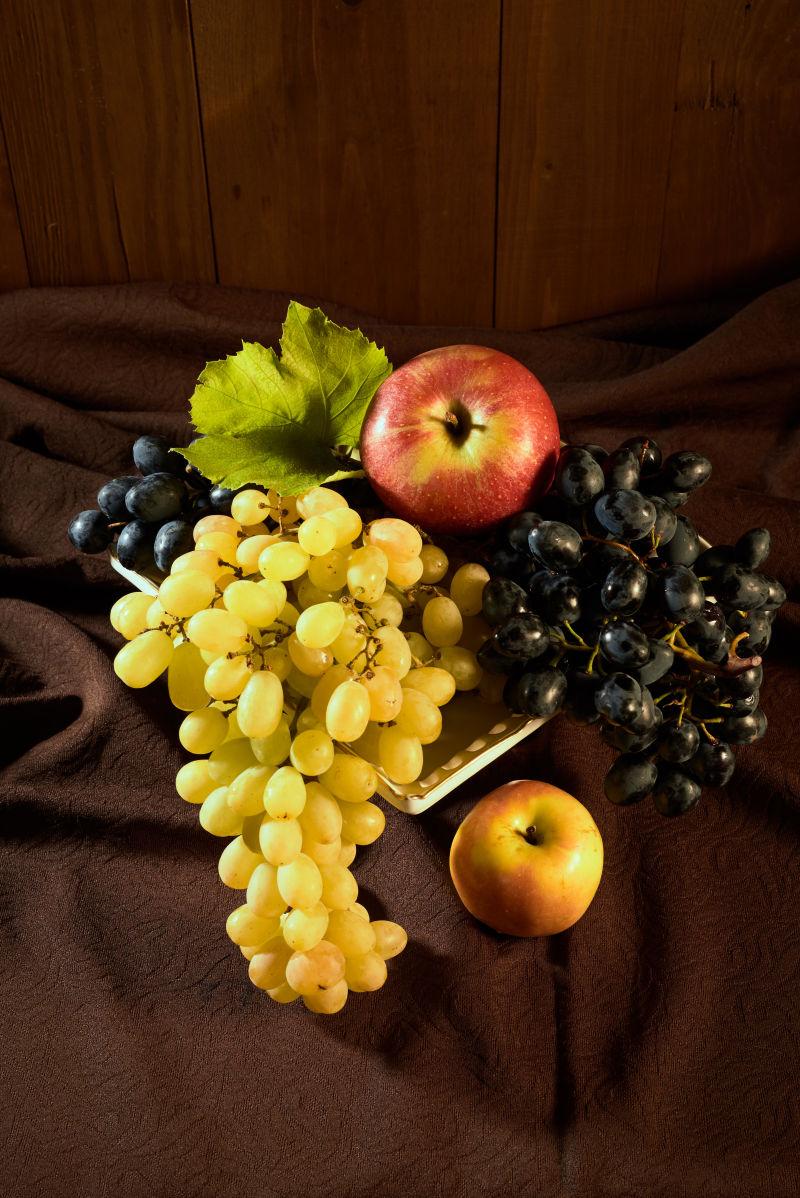 盘子里的葡萄和苹果