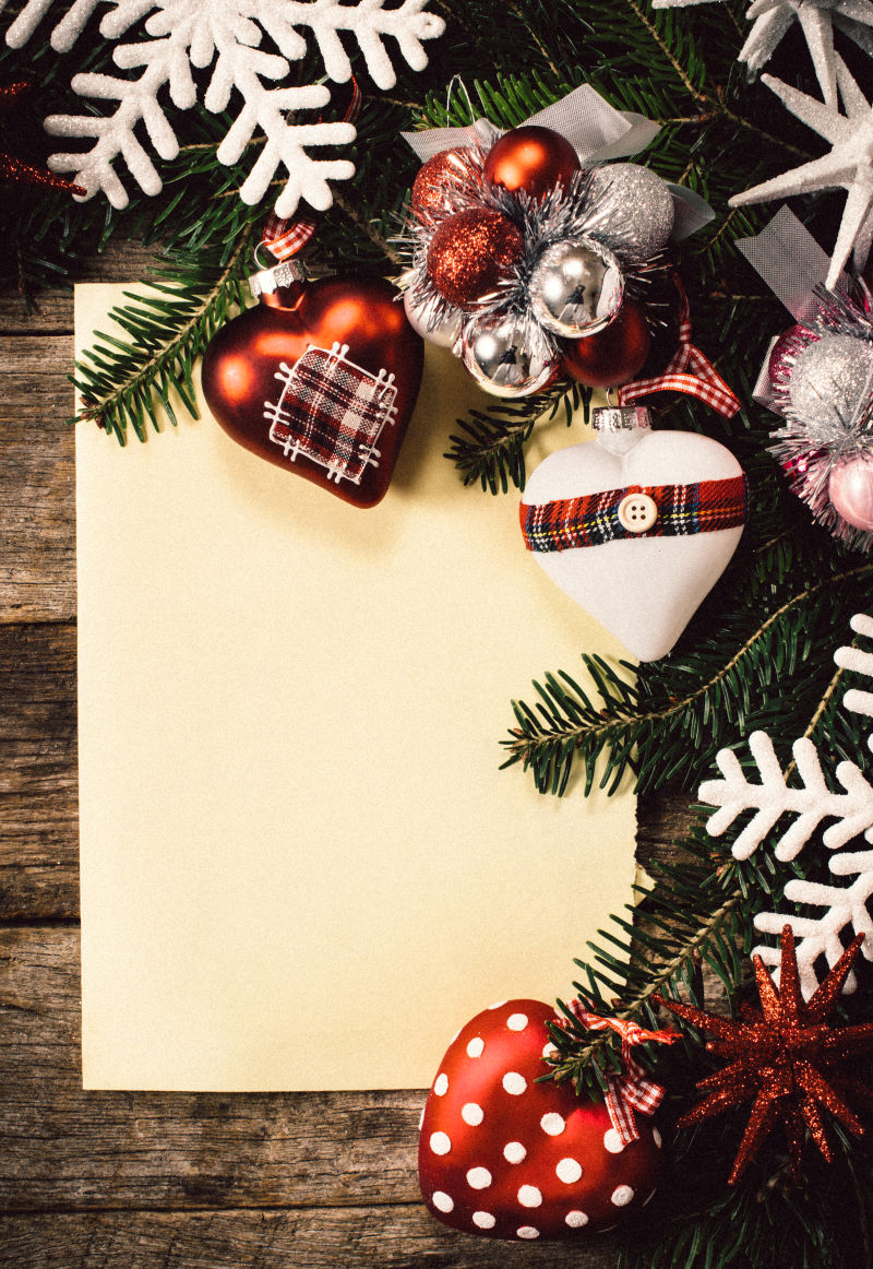 木板上的纸张和各种圣诞装饰品