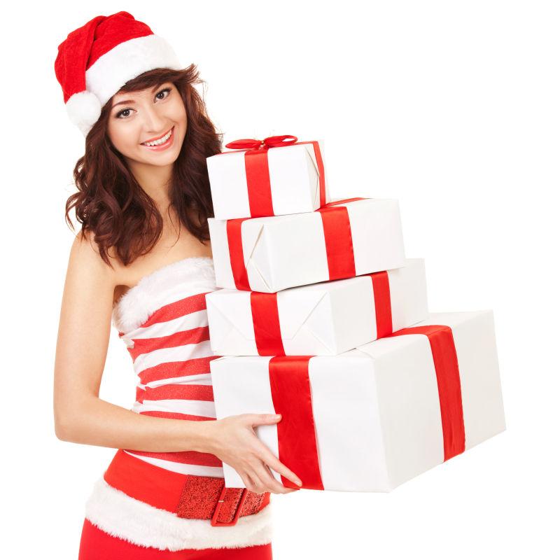 白色背景下带着圣诞帽抱着礼物盒的少女