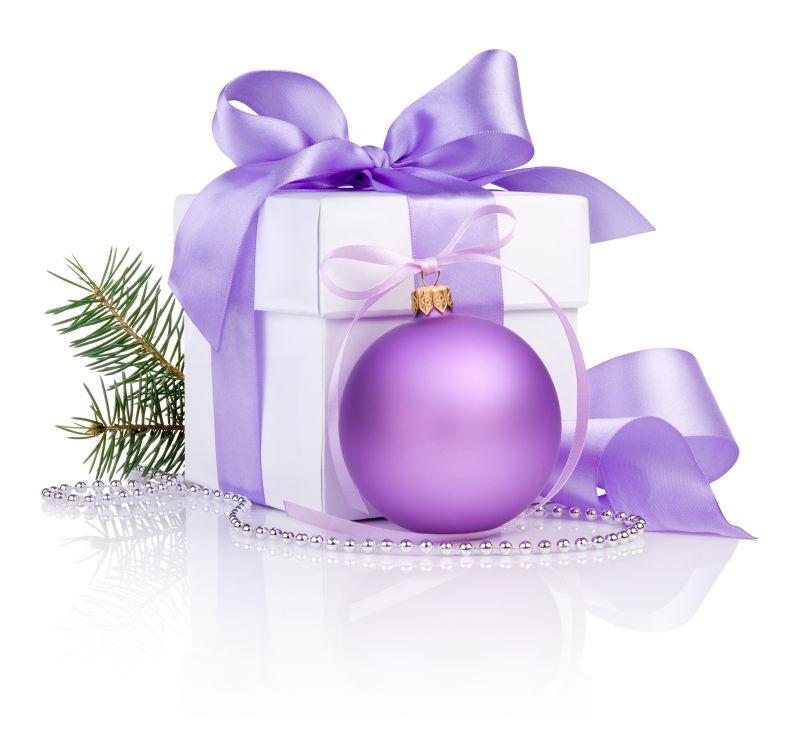 紫色圣诞节礼盒与紫色球