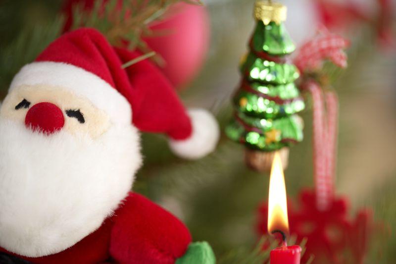 圣诞树上挂着的圣诞玩偶和装饰品