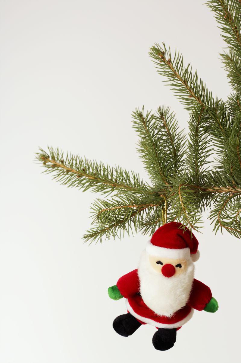 圣诞树上挂着的圣诞老人装饰品
