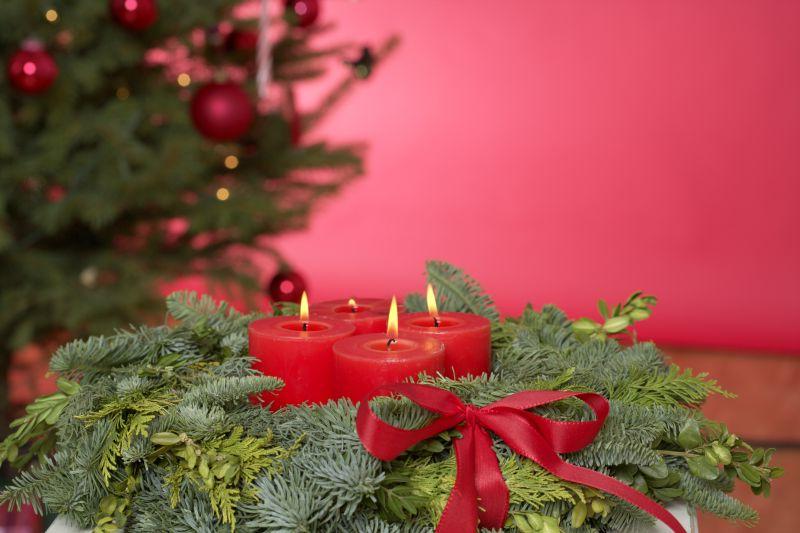 圣诞树上有四个红色点燃的蜡烛