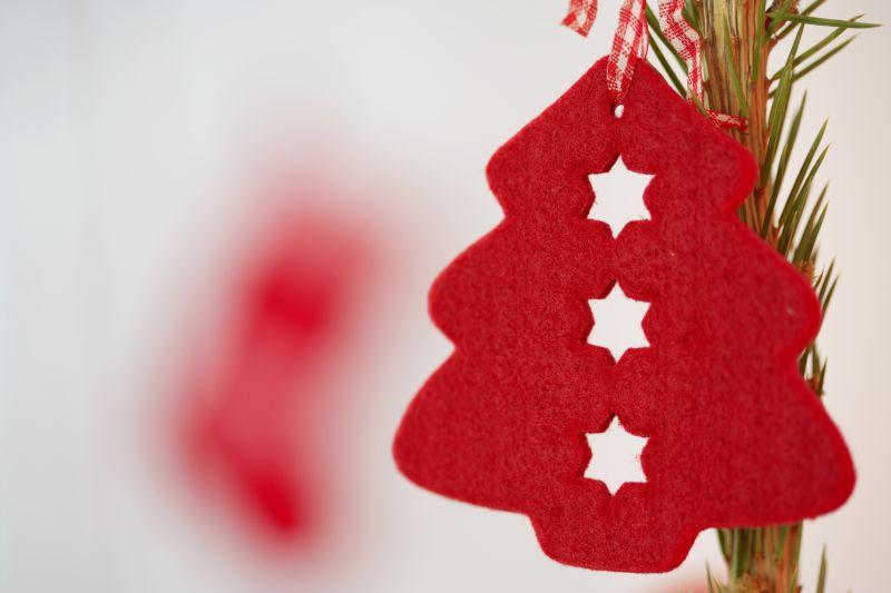 枝头上挂着的圣诞树形状的装饰品