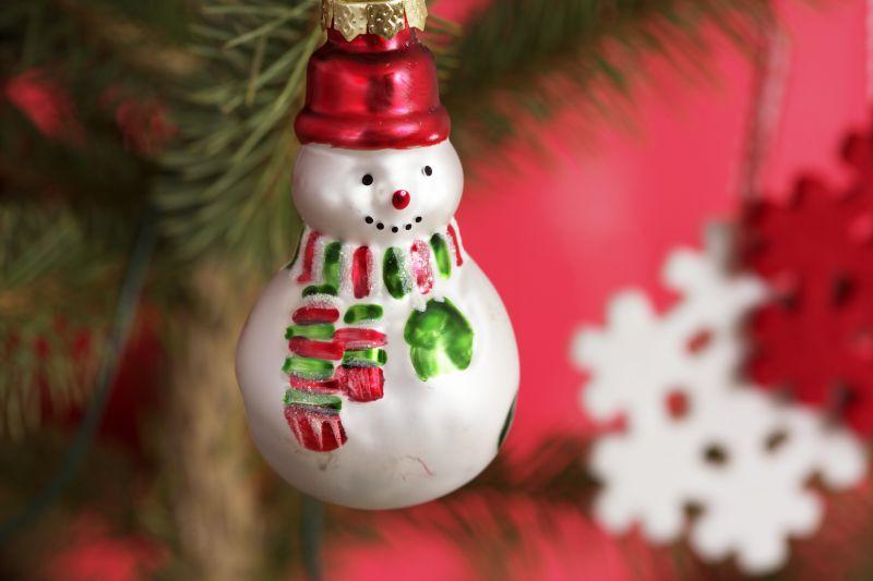 圣诞树上挂着可爱的圣诞雪人