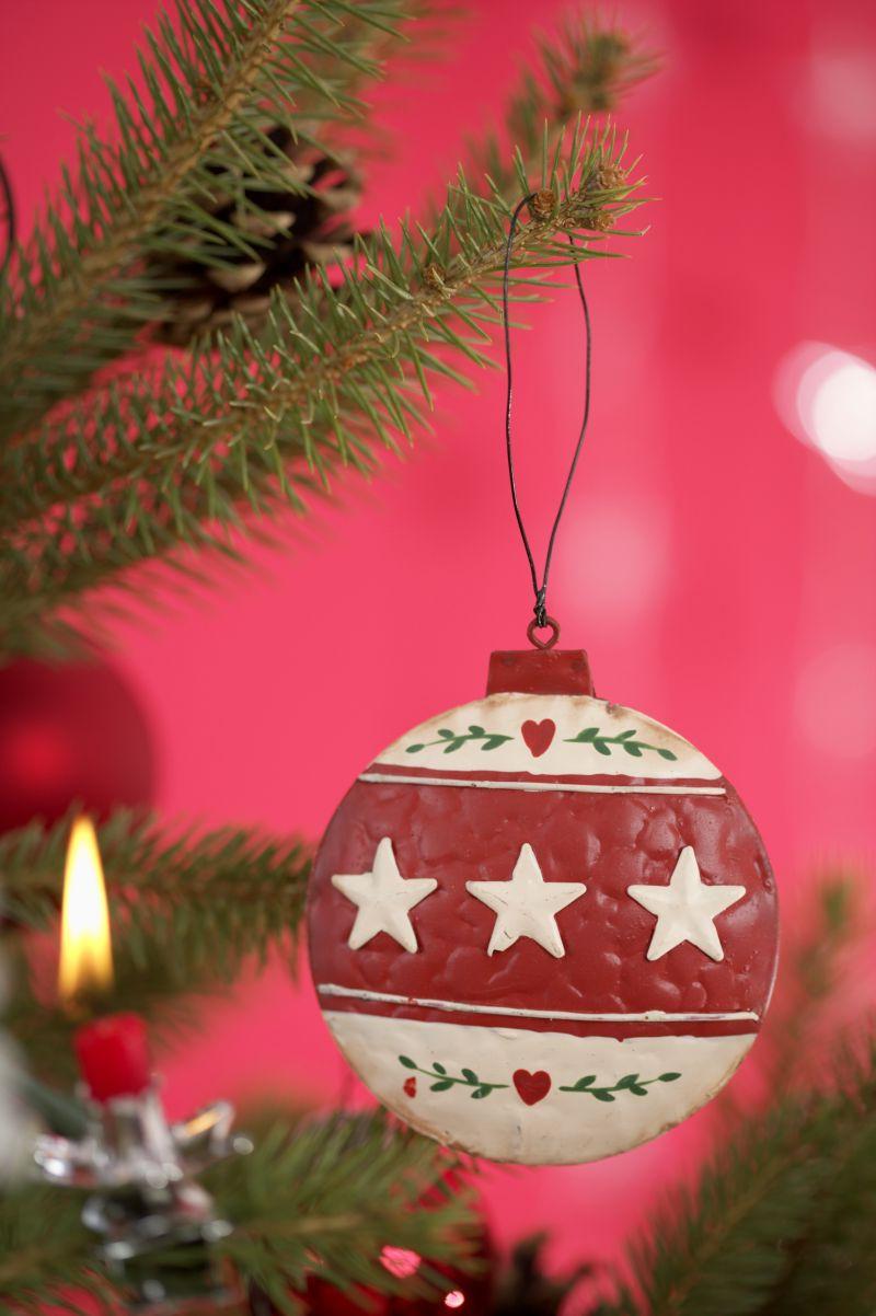 圣诞树上挂着可爱的圣诞铃铛