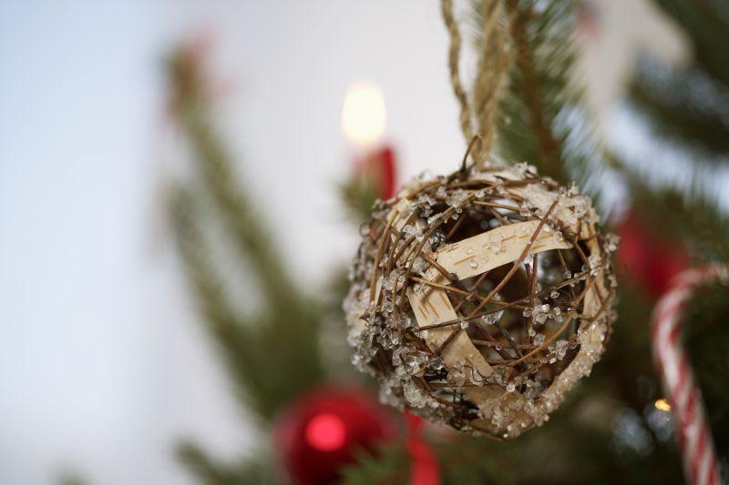 圣诞树上挂在枝头的圣诞装饰品