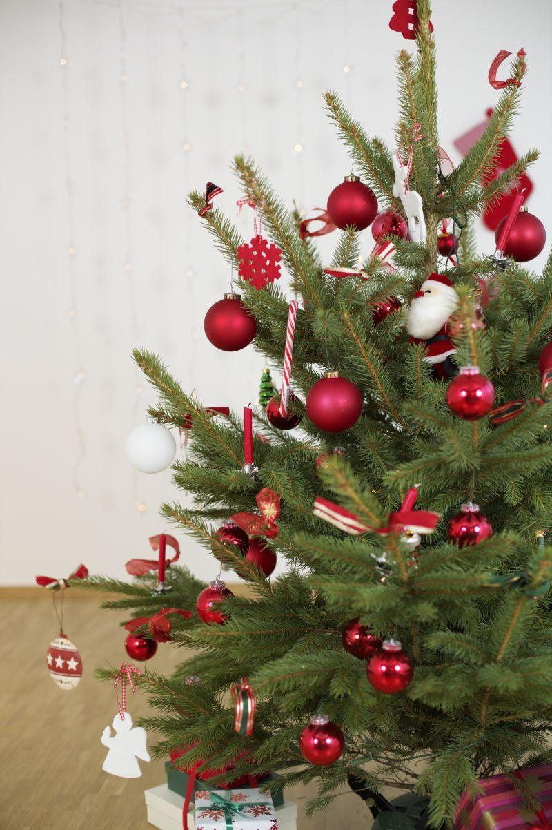 挂满各种圣诞装饰品的圣诞树