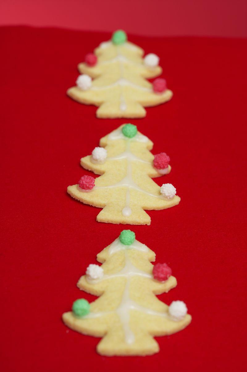 红色背景上的圣诞树形状饼干