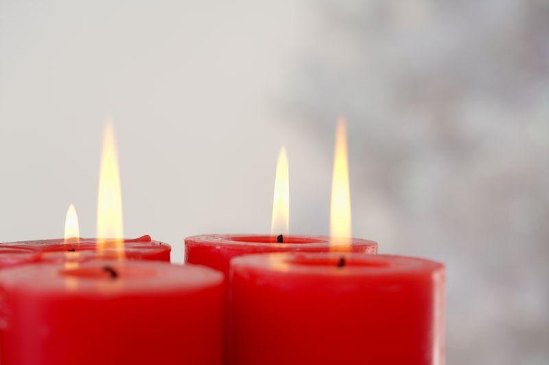 四根红色点燃的圣诞蜡烛