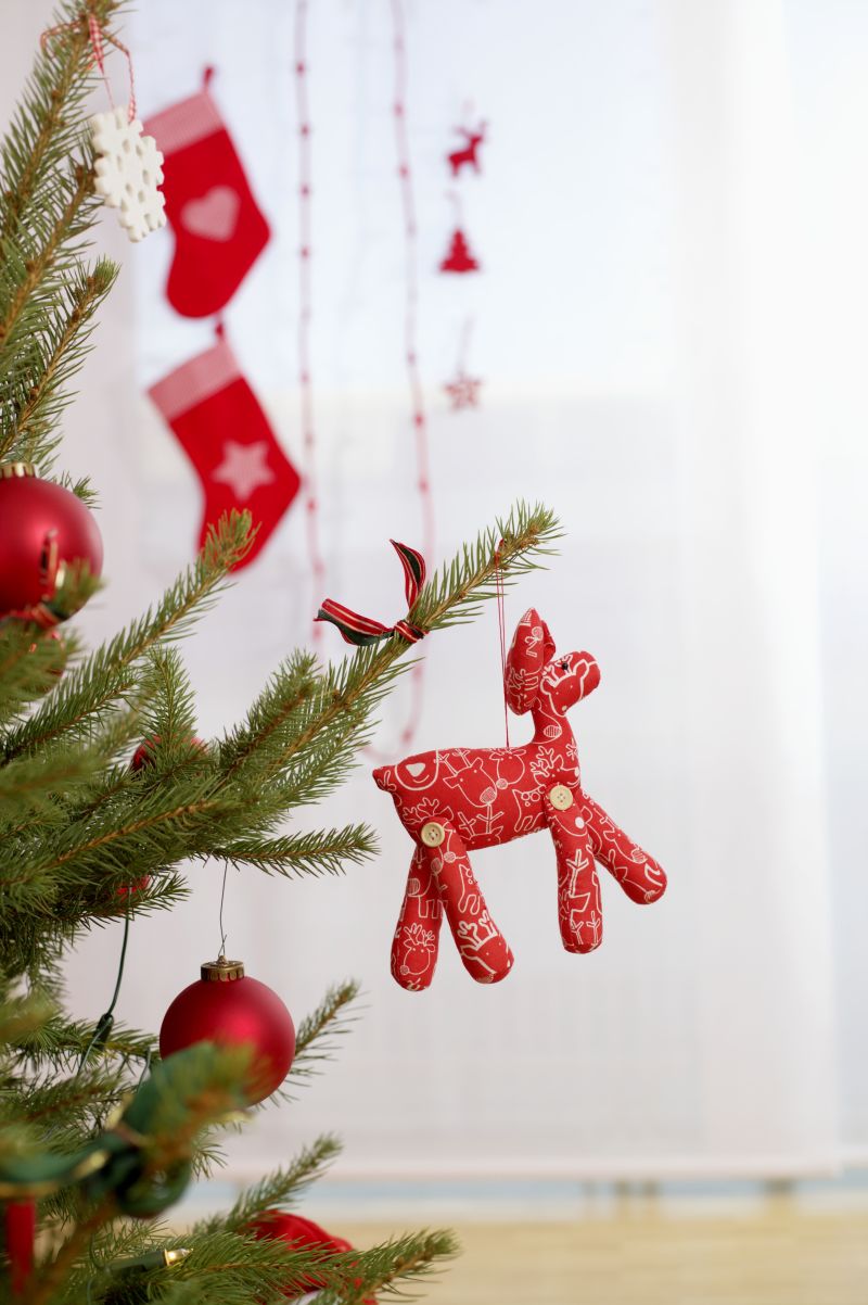 房间的圣诞树枝头上挂着各种圣诞装饰品