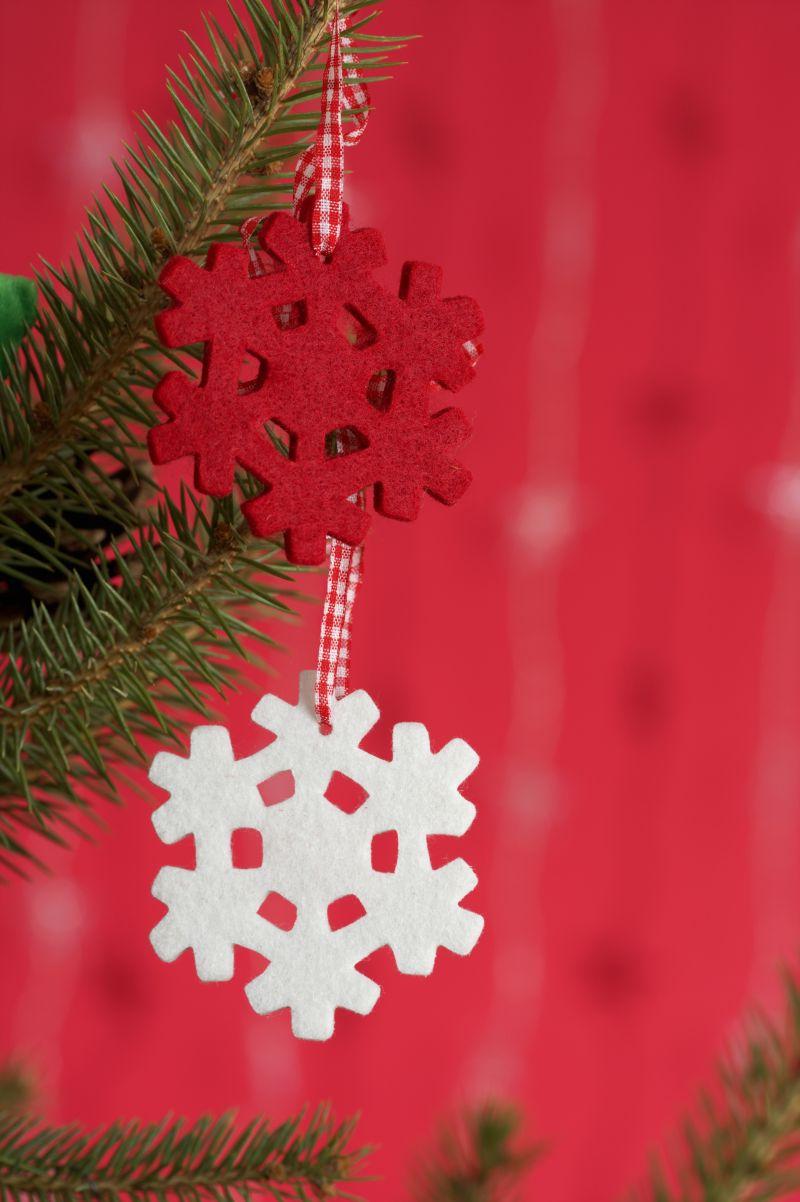 圣诞树上挂着的雪花样式装饰品