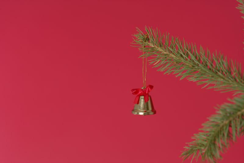 可爱的圣诞铃铛挂在圣诞树的枝头