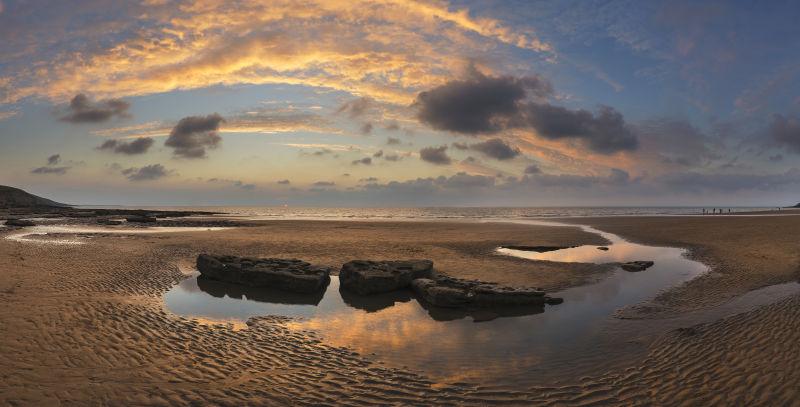 夕阳下的威尔士邓伦湾美景