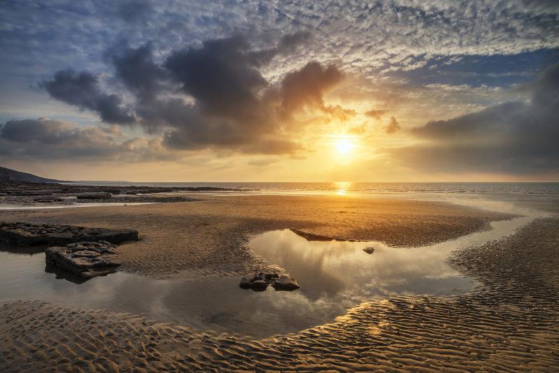 日落下美丽的威尔士邓拉文湾
