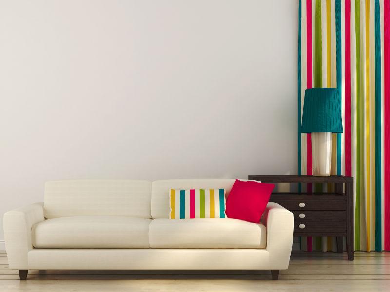 彩色条纹窗帘和白色沙发的设计效果