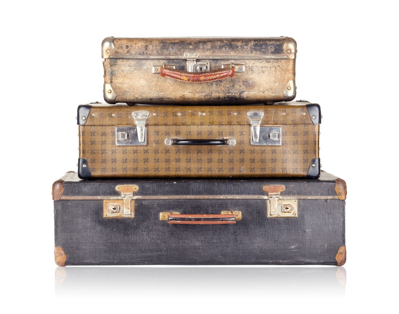 三个旧手提箱堆叠在一起