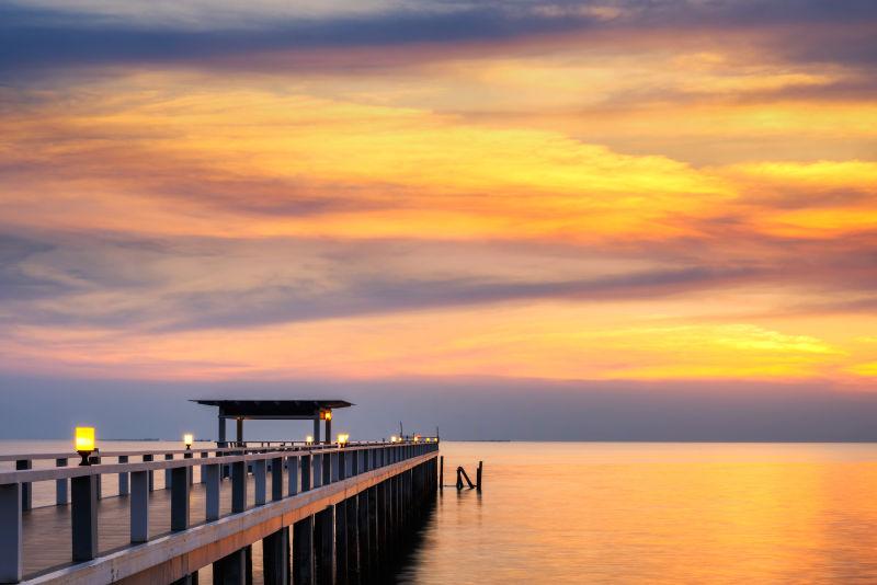 夏季泰国普吉岛木码头日落风景