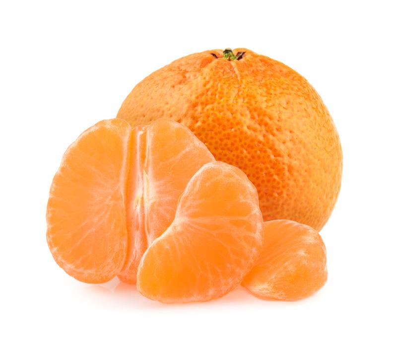 白色背景下的切片的橘子