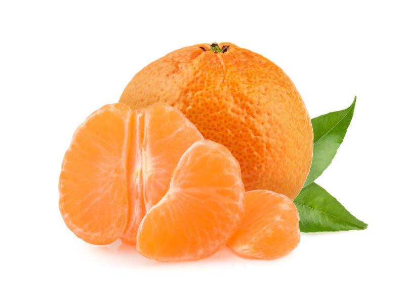在白色背景上切片橘子