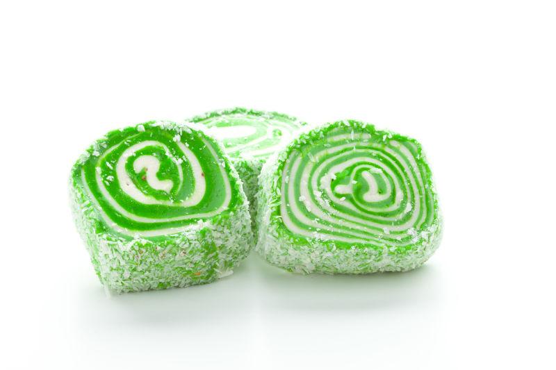 白色背景上的绿色螺旋图案土耳其糖果