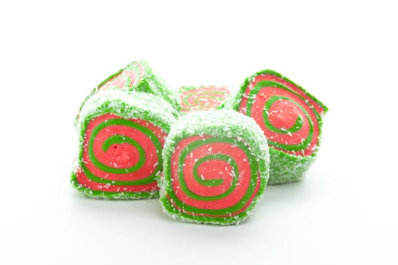 白色桌上美味的绿色和红色土耳其软糖