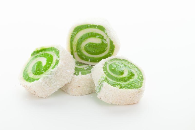 白色背景上绿色和白色美味的土耳其软糖