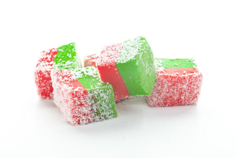 白色桌上美味的红色和绿色拼接的土耳其软糖