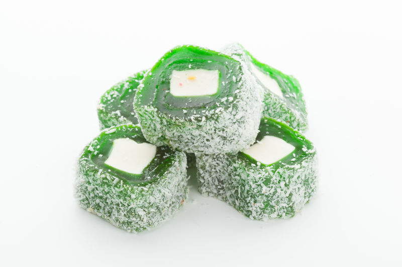 白色背景下美味的绿色土耳其软糖