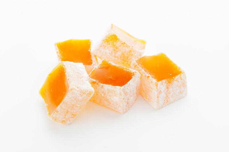 白色背景上的美味的橙黄色土耳其软糖
