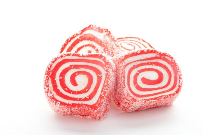 白色桌上美味的红色螺旋图案土耳其软糖
