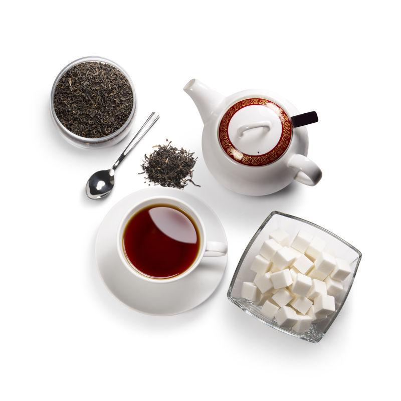 白色背景上的红茶和方糖还有泡茶的茶具