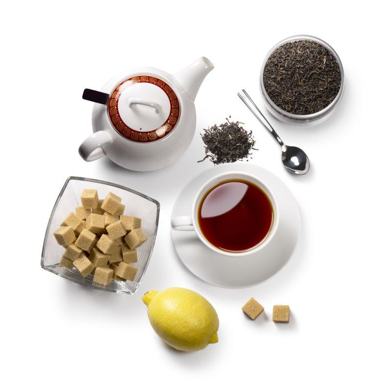 白色背景上的红茶和泡茶茶具还有各种茶叶辅料