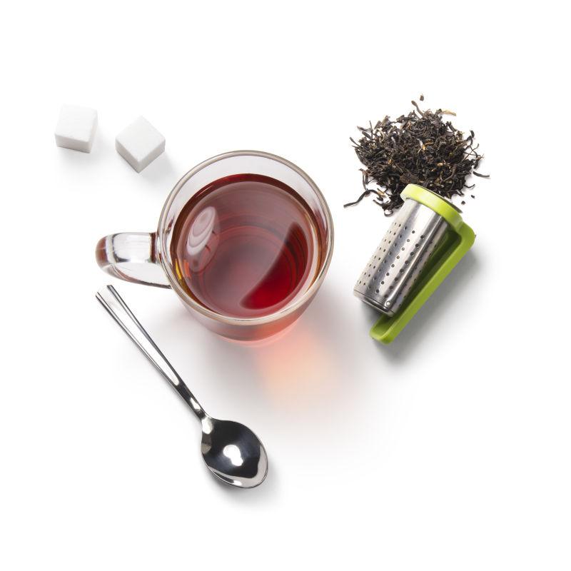 白色背景上的红茶和茶叶辅料