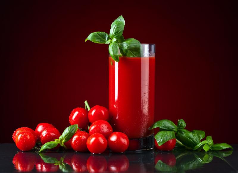 透明杯里的番茄汁和杯子边的红色小番茄