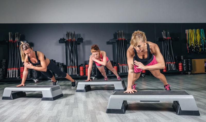 健身中心有氧健身操女子组的训练
