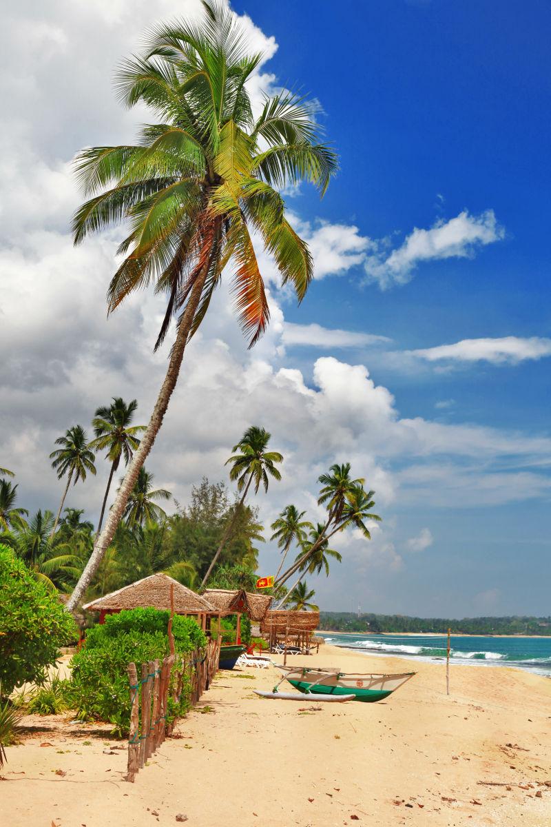 斯里兰卡海滩上的蓝天白云美景