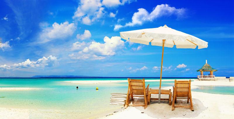 热带海滩上的沙滩椅