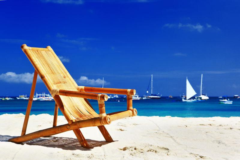 热带风景白色沙滩上的休息椅