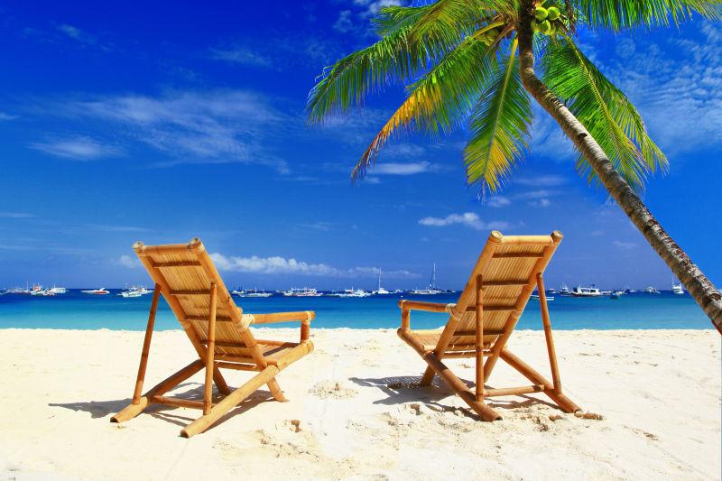 热带美丽的白色沙滩上的休息椅