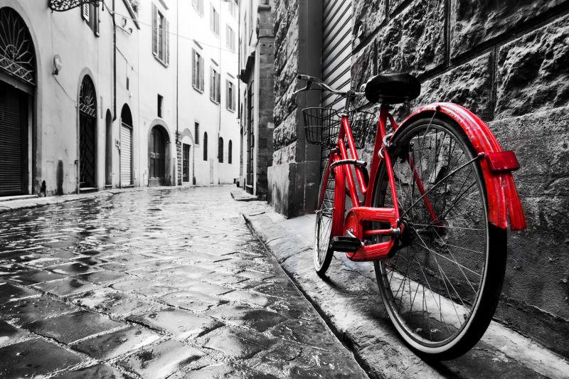 旧城鹅卵石街道上复古的红色自行车