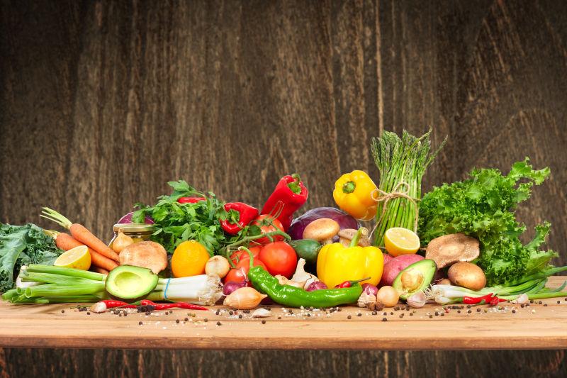 放在木桌上的颜色鲜艳的健康蔬菜