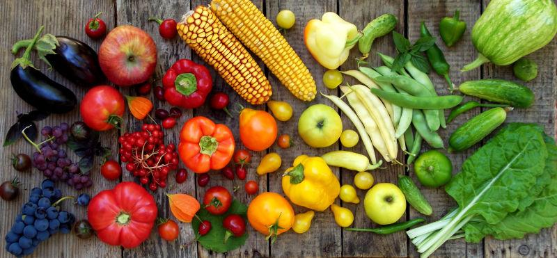 放在木板上颜色鲜艳的新鲜的蔬菜和水果