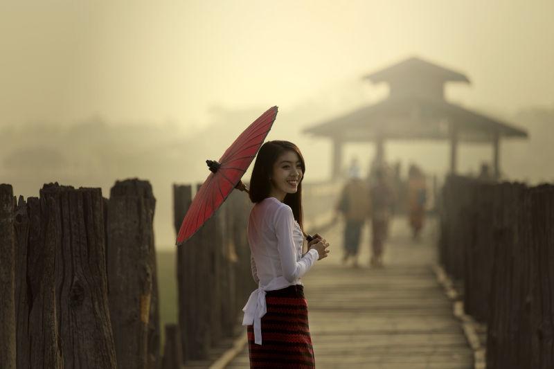 美丽微笑的缅甸妇女