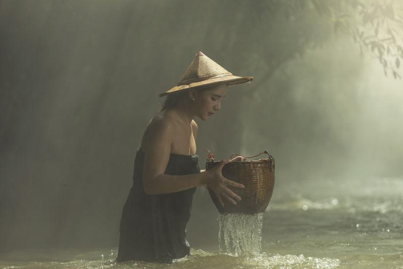 河里的越南美女