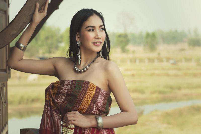 泰国女孩穿着传统服饰