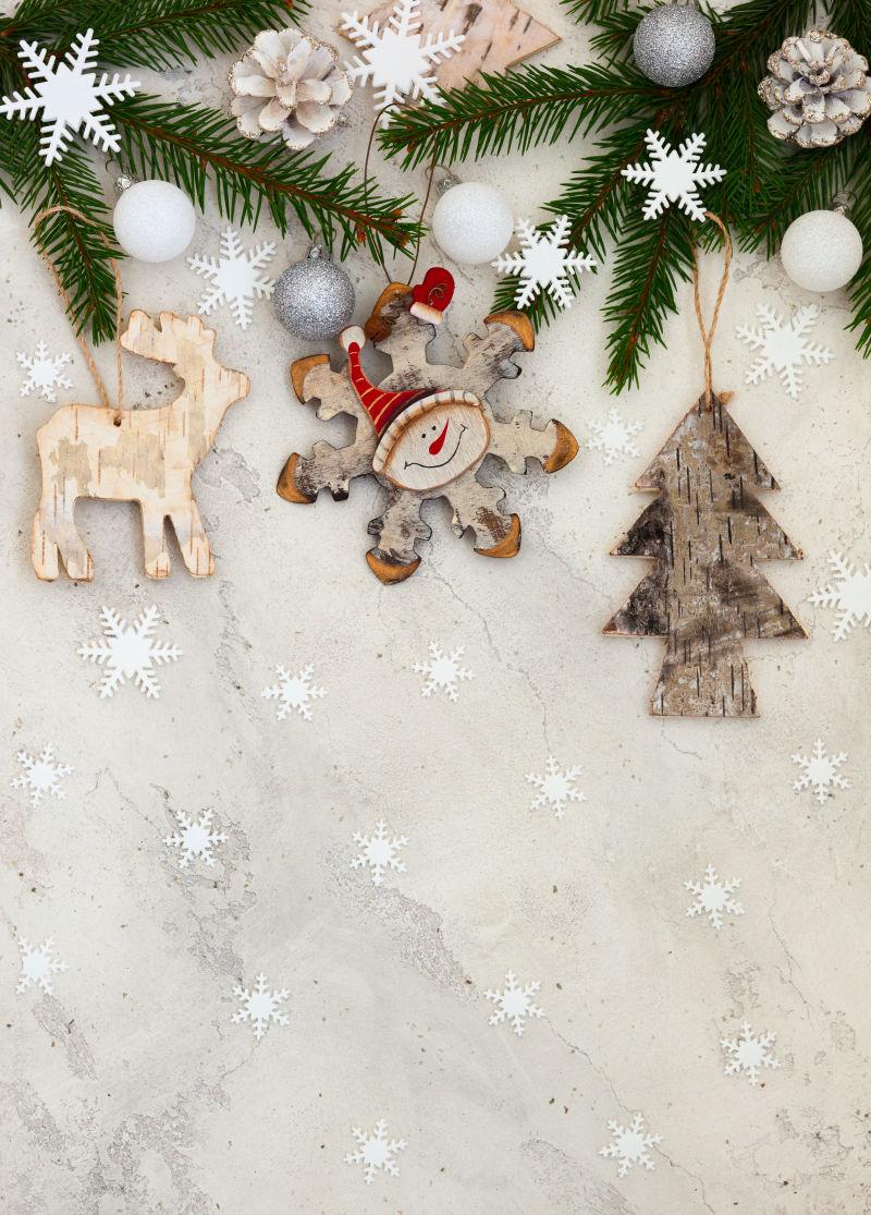 墙面装饰着树枝和各种圣诞节装饰物品