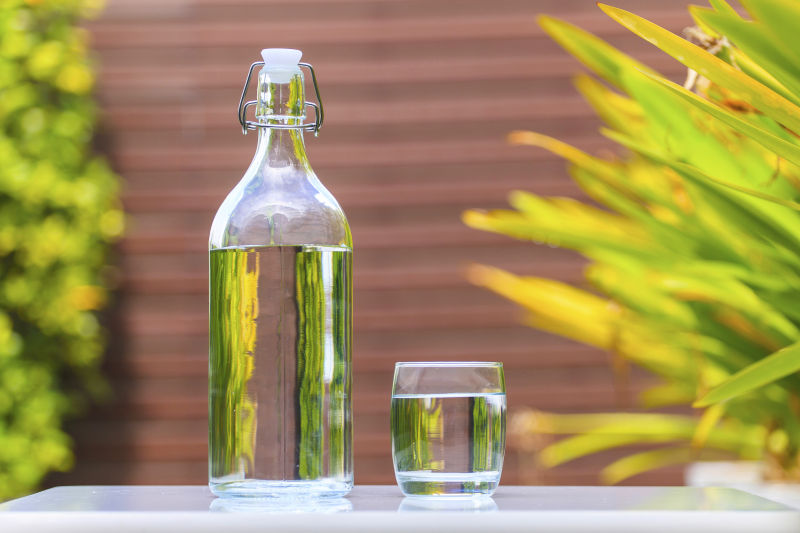 透明玻璃瓶中的饮用水